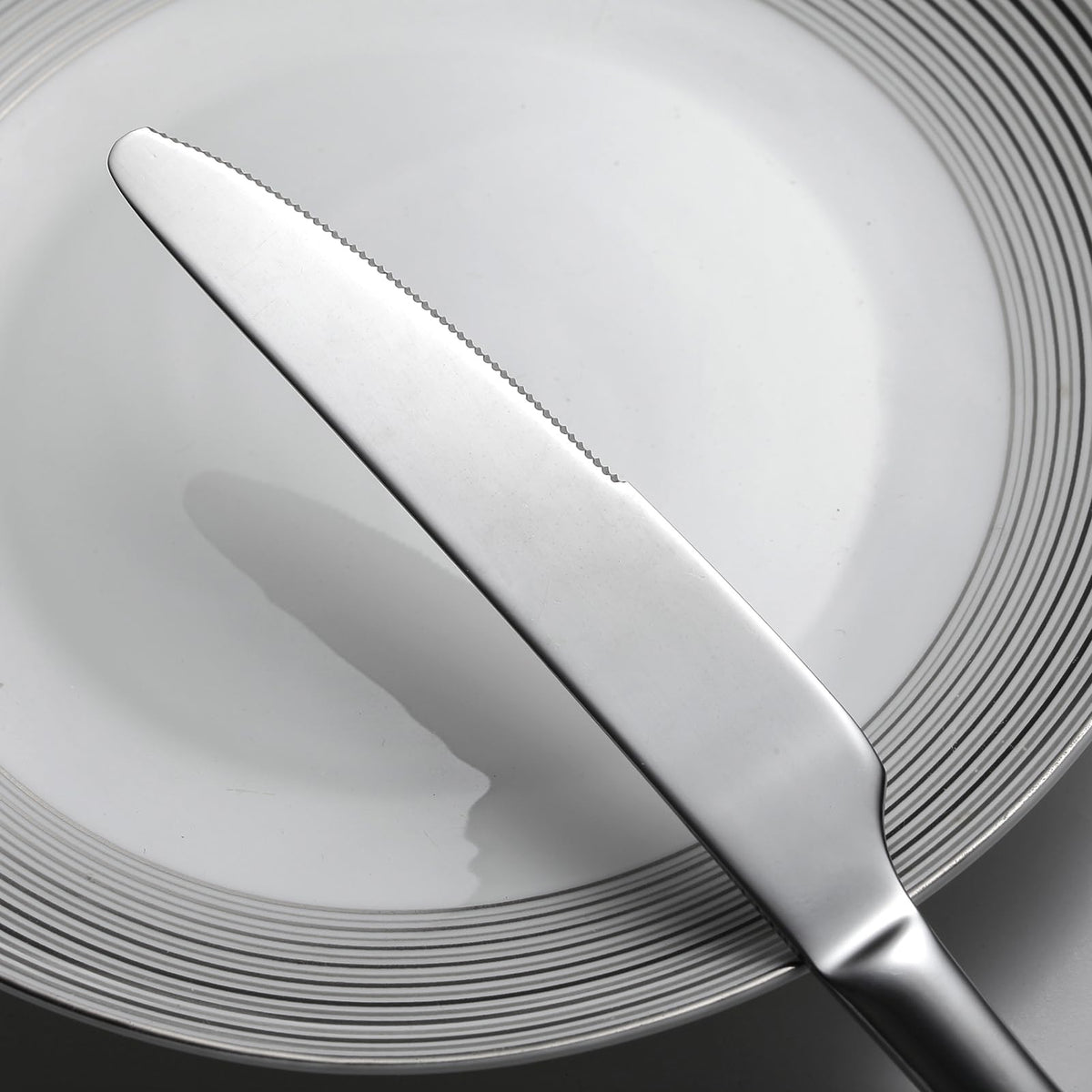Premium 45 Piece Hammered Silverware Set with Smooth Edge, 18/10 Stainless Steel, Service for 8, Fine Flatware Set