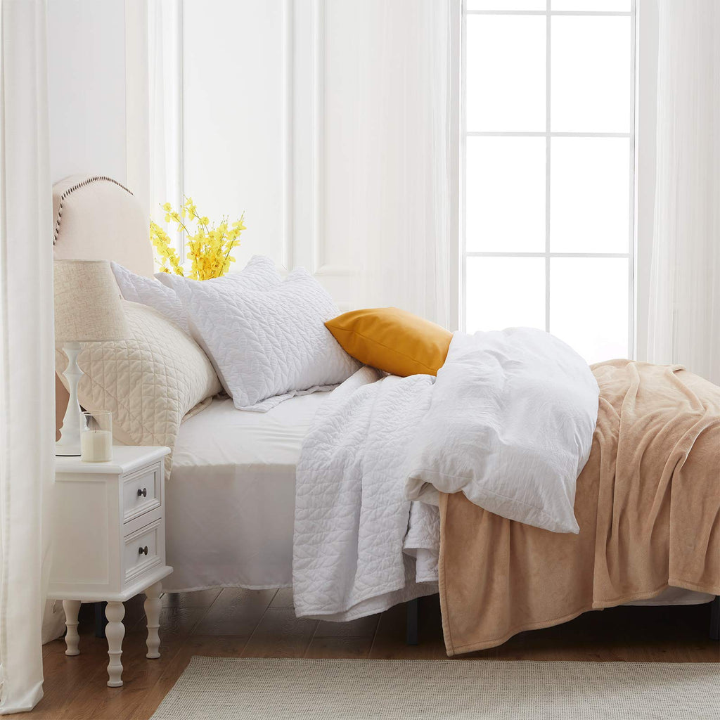 Quilt Set White Lightweight Bedspread Soft Reversible Coverlet for All Season 2pcs Leaf Embroidered Quilted