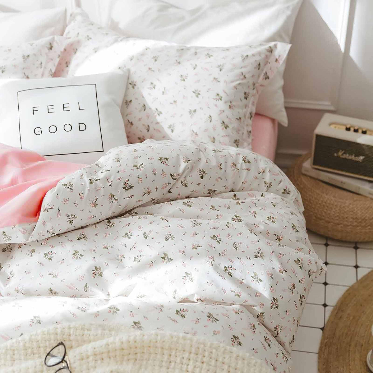 Pink Floral Comforter Set, 2pc White Farmhouse Flowers Leaves Botanical Pattern Microfiber Comforter Set