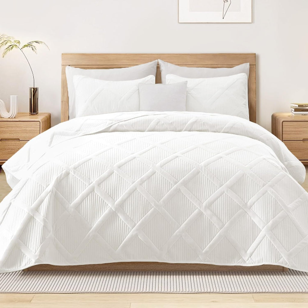 Quilts - White Quilt Set Bedspread with 2 Pillow Shams, Modern Bedding Set with Striped Pattern, Soft