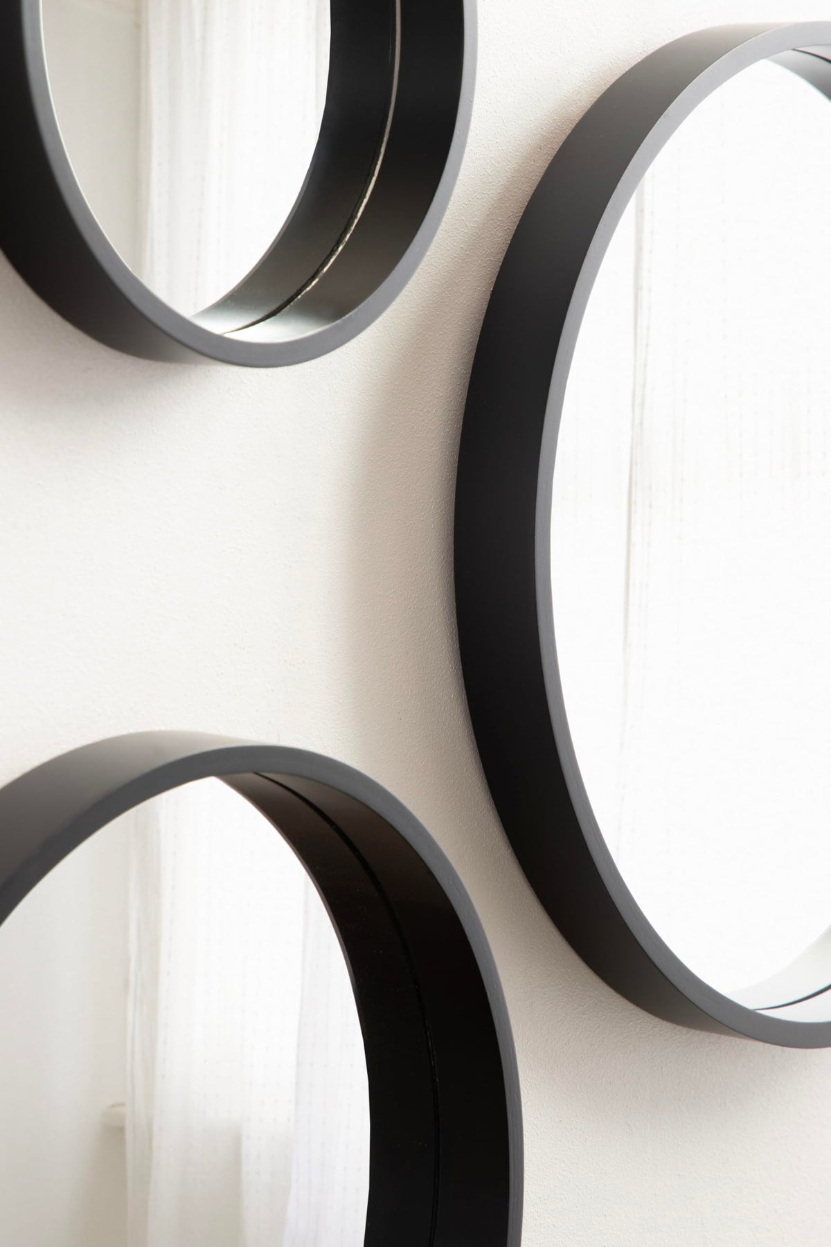 Travis Modern Round Wall Mirror Set; Set of 3; Varying Sizes; Black; Decorative Three-Piece Circle Mirror Set for Use