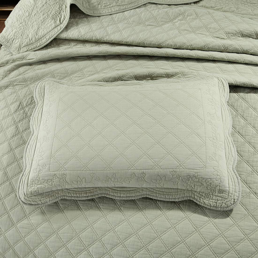 100% Cotton Floral Embroidered Quilt Set 3-Piece Oversize Reversible Diamond Pattern Quilted Bedspread