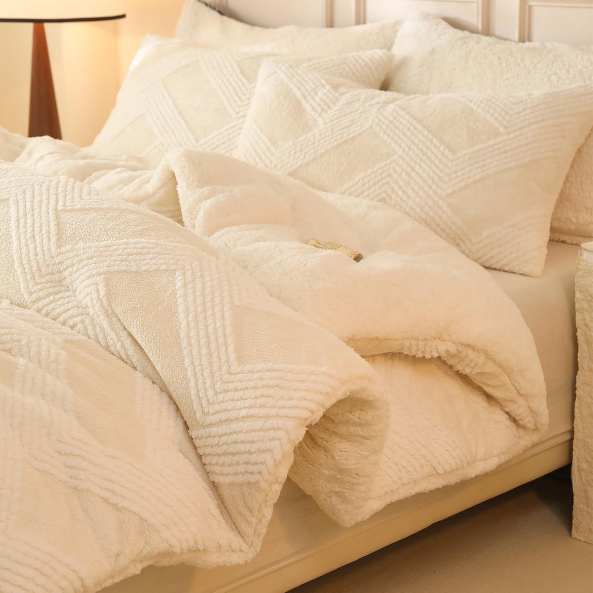 Tufted Boho Comforter Set - White Fluffy Sherpa Bedding Set, Soft Fuzzy Jacquard Quilt Set, 3 Pieces Cozy Bed