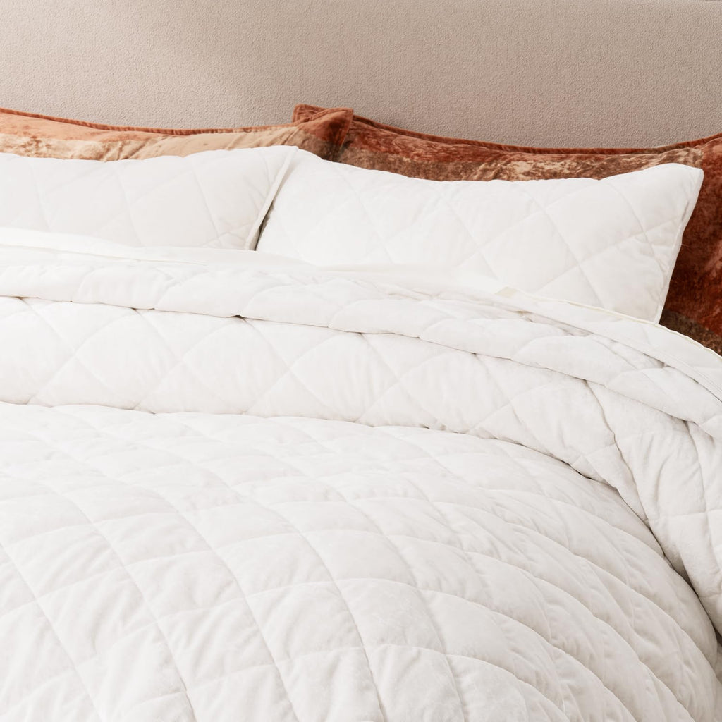 Luxury Crushed Diamond Lightweight Velvet Quilt, Off White