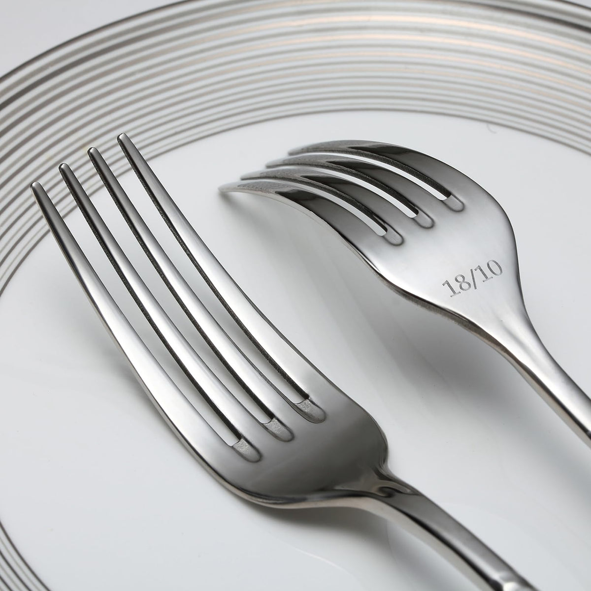 Premium 45 Piece Hammered Silverware Set with Smooth Edge, 18/10 Stainless Steel, Service for 8, Fine Flatware Set