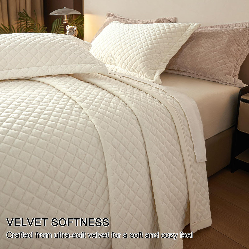 Velvet Quilt Set, Ultra Soft 3 Pieces Bedding with 2 Pillow Shams, Lightweight All Seasons Reversible