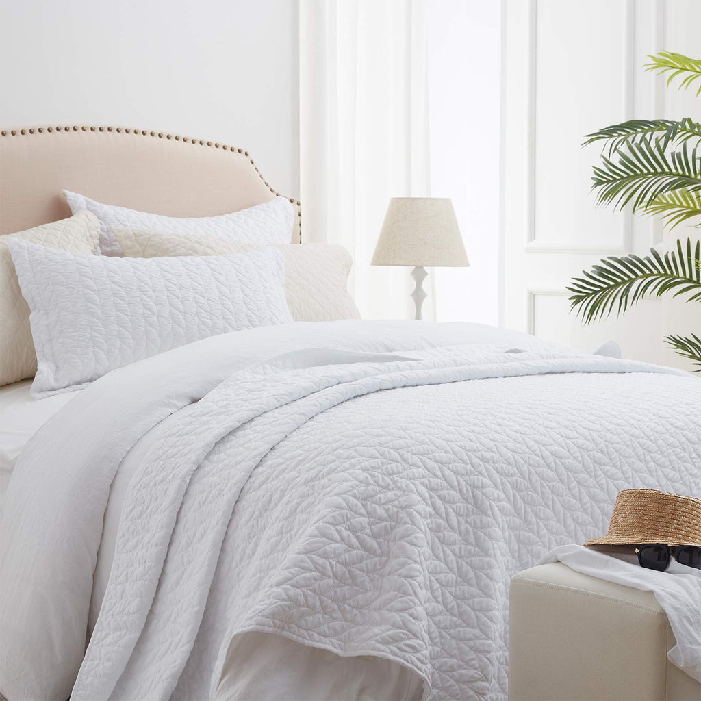Quilt Set White Lightweight Bedspread Soft Reversible Coverlet for All Season 2pcs Leaf Embroidered Quilted