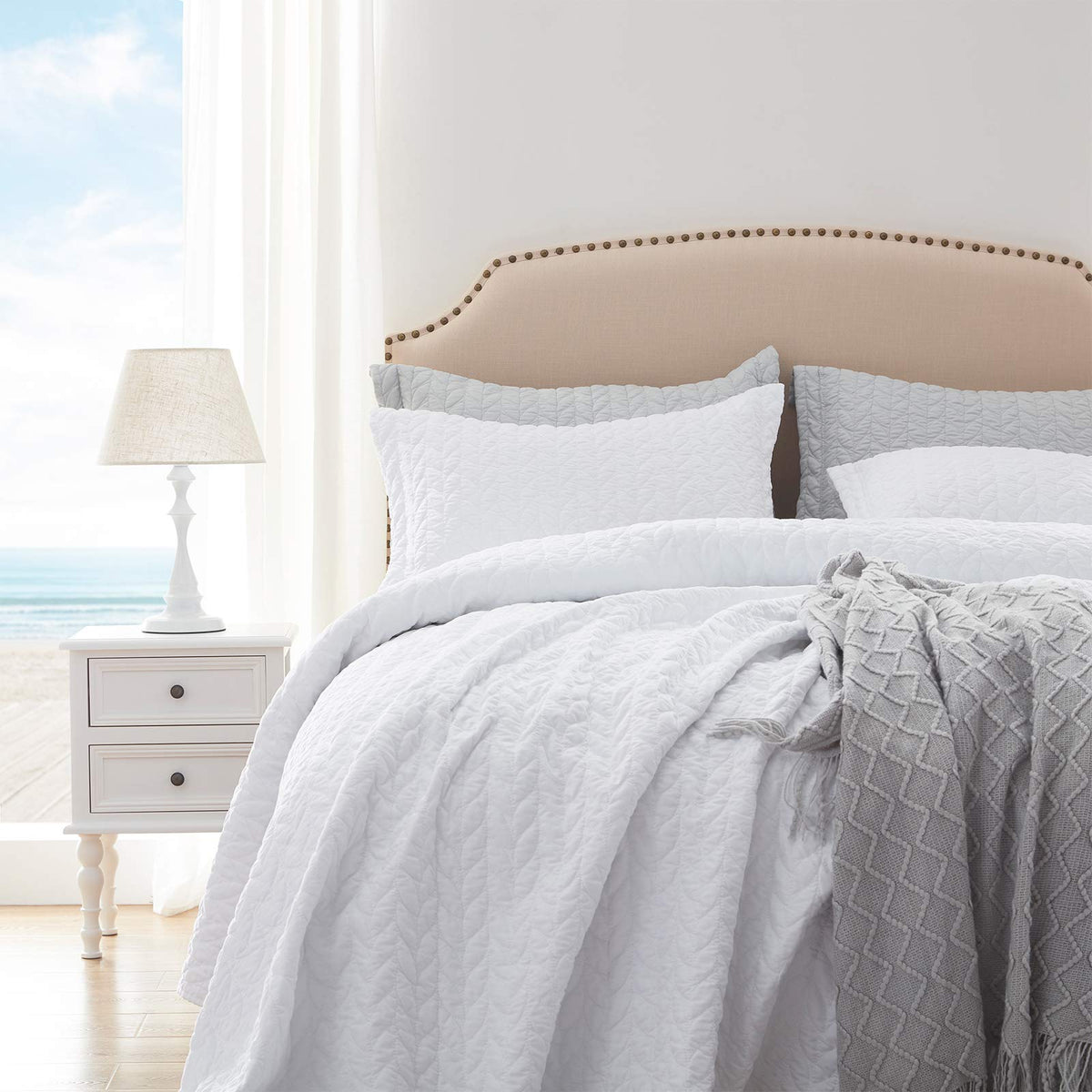 Quilt Set White Lightweight Bedspread Soft Reversible Coverlet for All Season 2pcs Leaf Embroidered Quilted