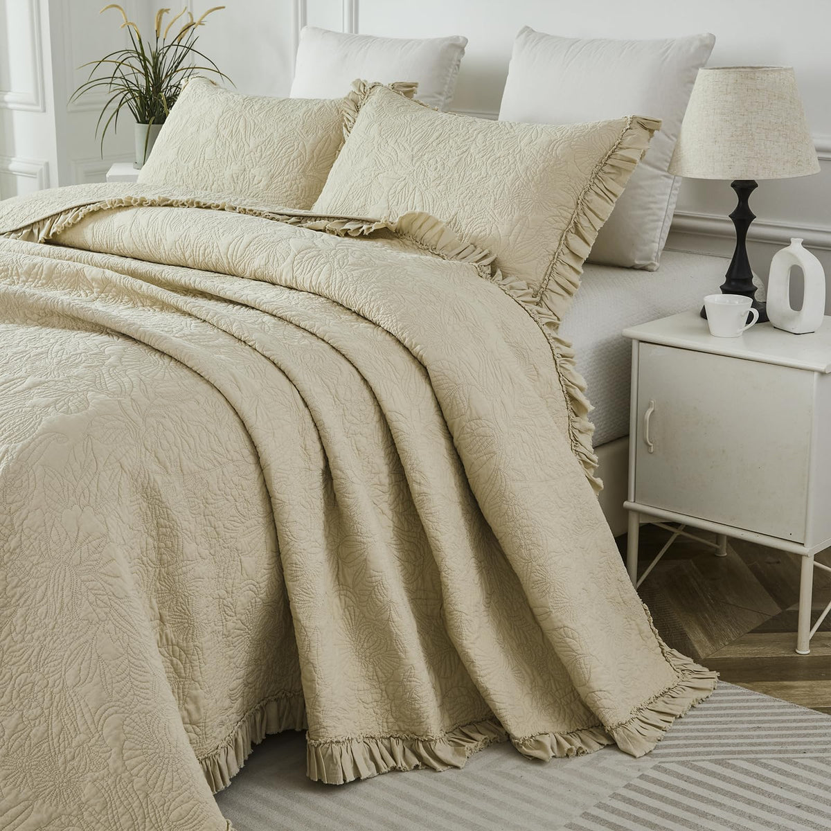 Beige Floral Quilt Set Cotton Ruffled Edge Quilt 3-Piece