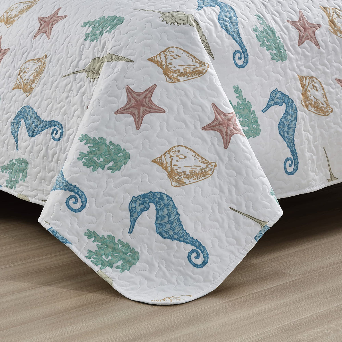 3-Piece Size Coastal Quilt Set with Shams | Reversible Lightweight Summer Bedspread | White and Green