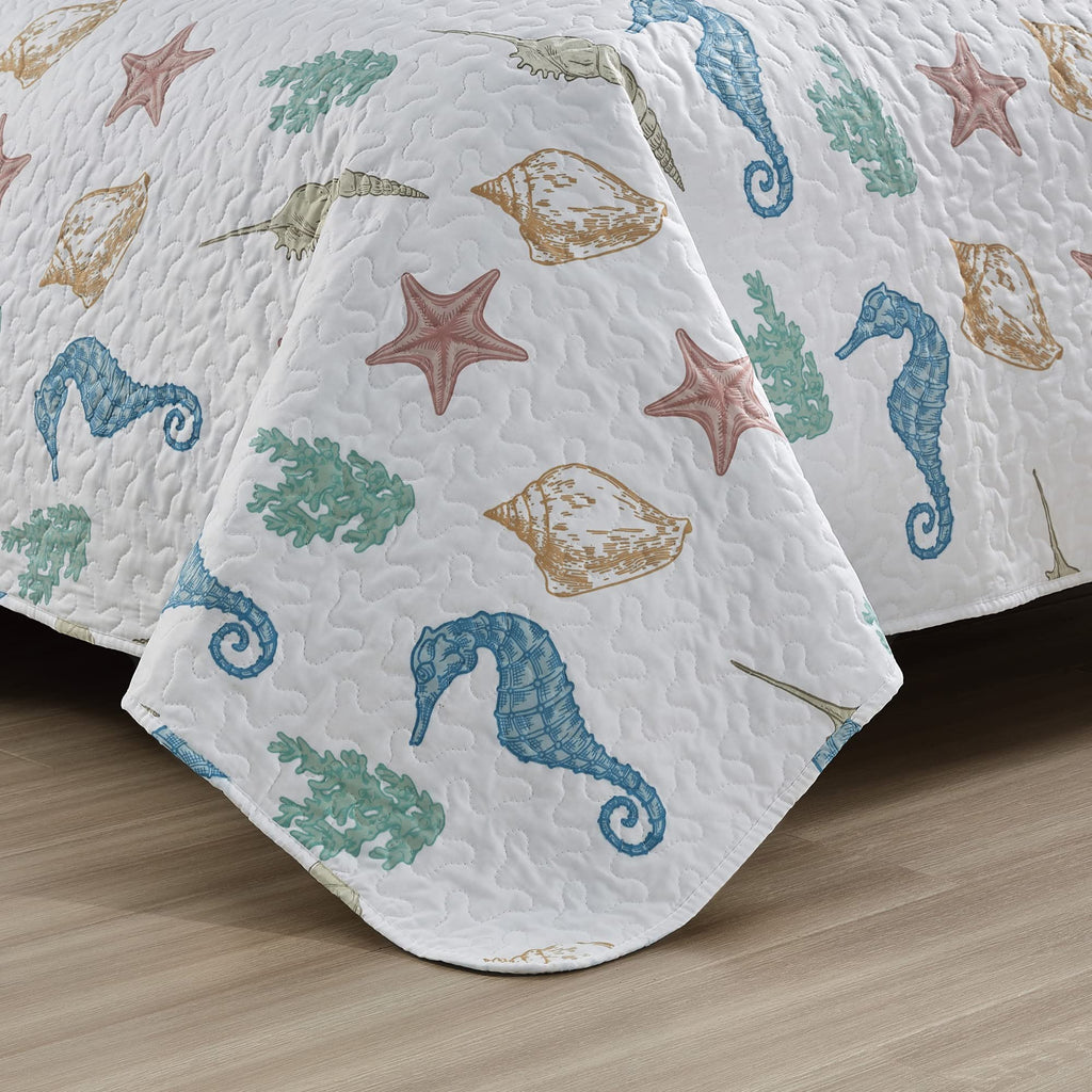 3-Piece Size Coastal Quilt Set with Shams | Reversible Lightweight Summer Bedspread | White and Green