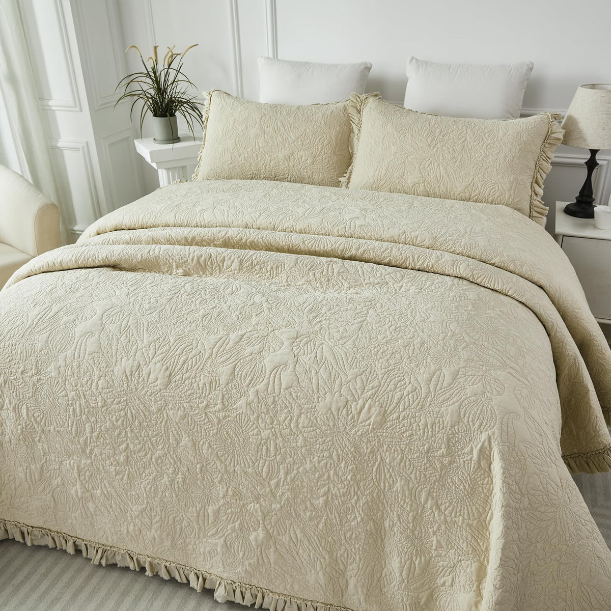 Beige Floral Quilt Set Cotton Ruffled Edge Quilt 3-Piece