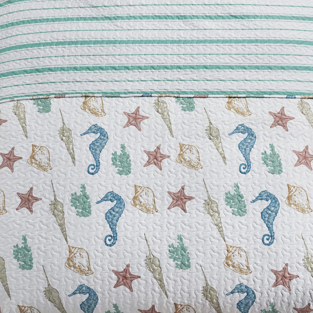 3-Piece Size Coastal Quilt Set with Shams | Reversible Lightweight Summer Bedspread | White and Green