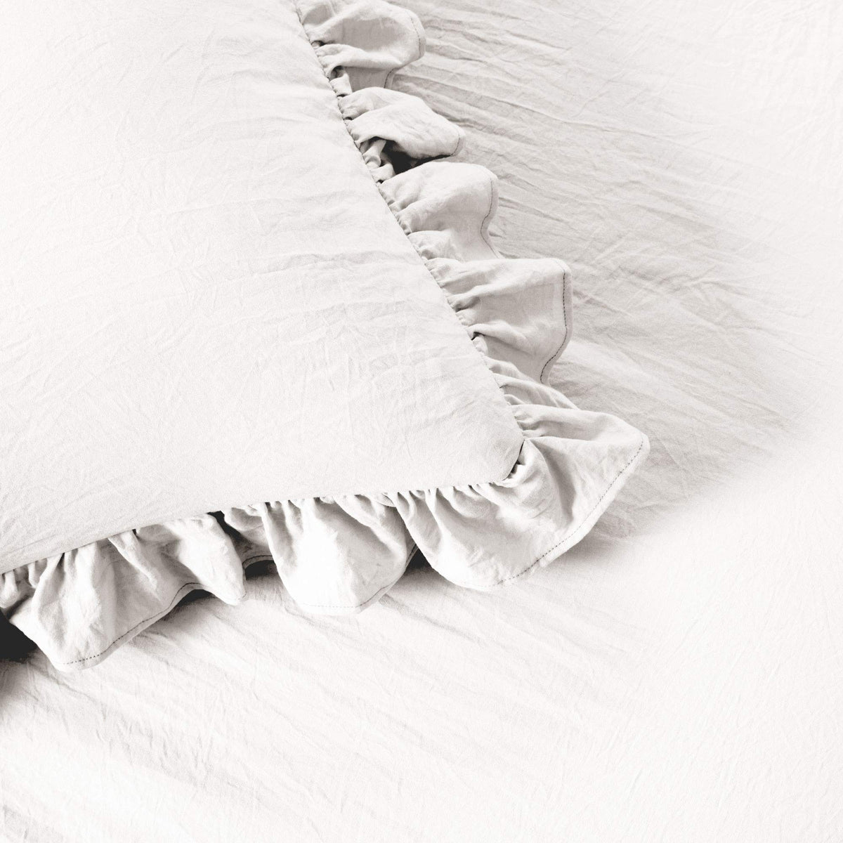 Ruffle Skirt Bedspread Set - 3-Piece Luxurious Farmhouse Bedding - Elegant Ruffle Detail - Timeless Style - Soft