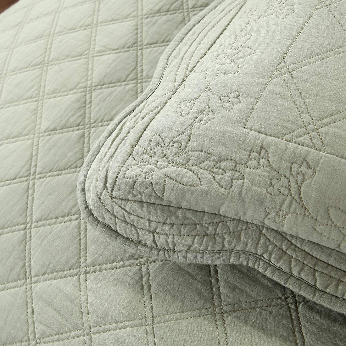 100% Cotton Floral Embroidered Quilt Set 3-Piece Oversize Reversible Diamond Pattern Quilted Bedspread