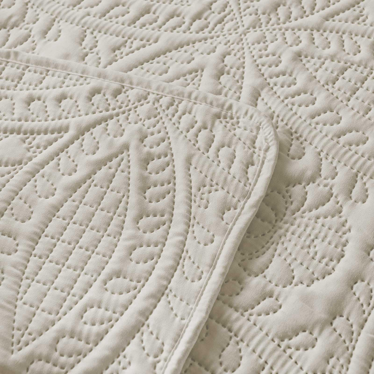 3-Piece Quilt Set with Ruffle, Lightweight Soft Quilt Geometric Bedspread Coverlet with 2 Pillow