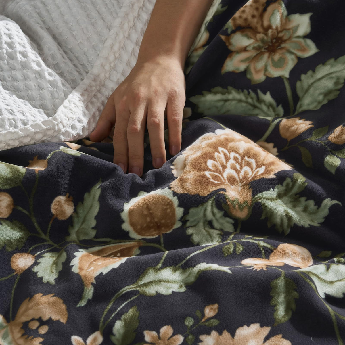 Super Soft Velvet Comforter Set - 3-Piece Lightweight Warmth & Anti-Static Floral Bedding Set, 1 Vibrant