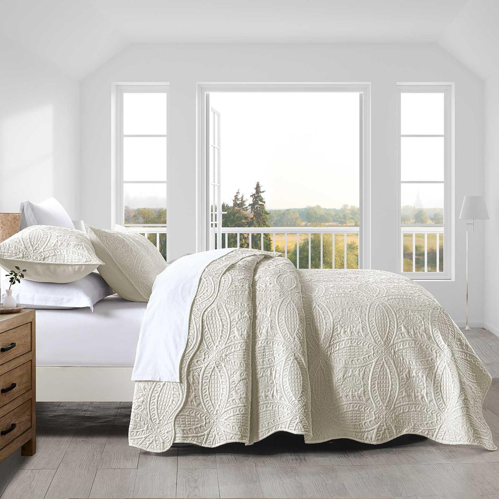 3-Piece Quilt Set with Ruffle, Lightweight Soft Quilt Geometric Bedspread Coverlet with 2 Pillow