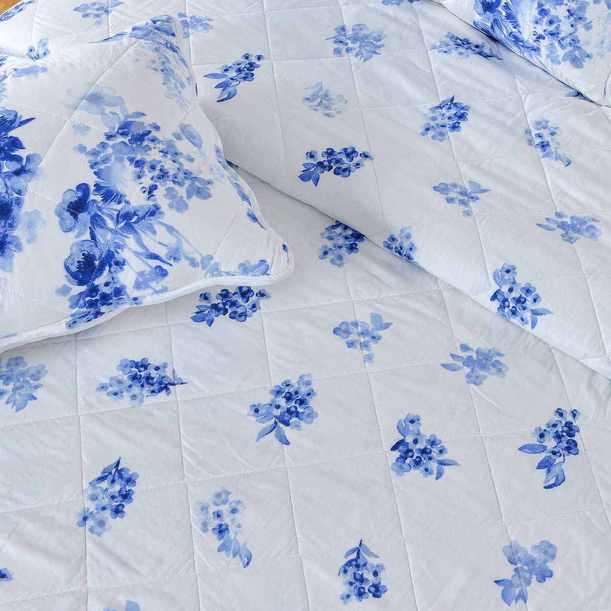 Floral Quilt Set with Shams, Blue Floral Bedding Set, All-Season, Lightweight Bedspread. Reversible