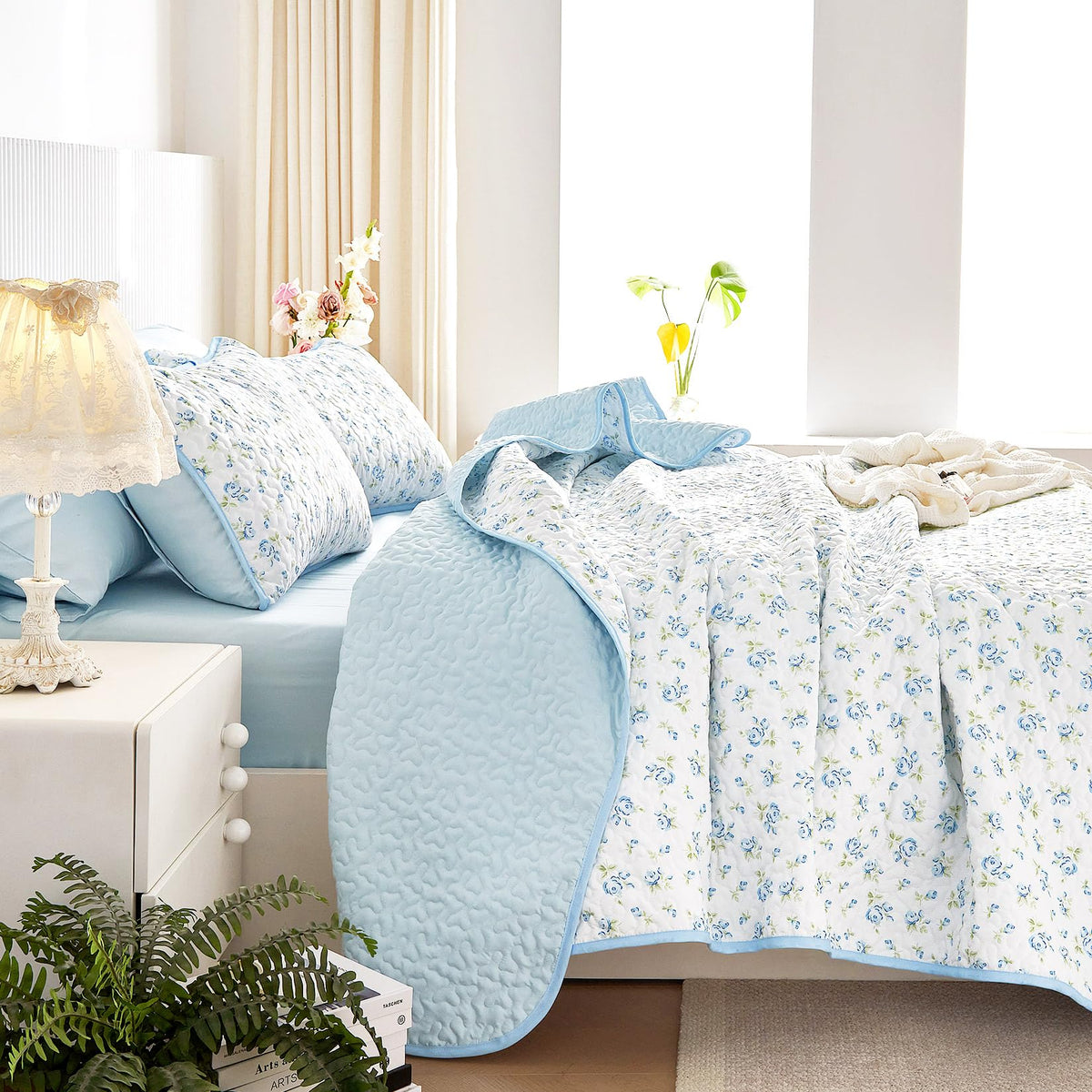 Floral Quilt Set, White Blue