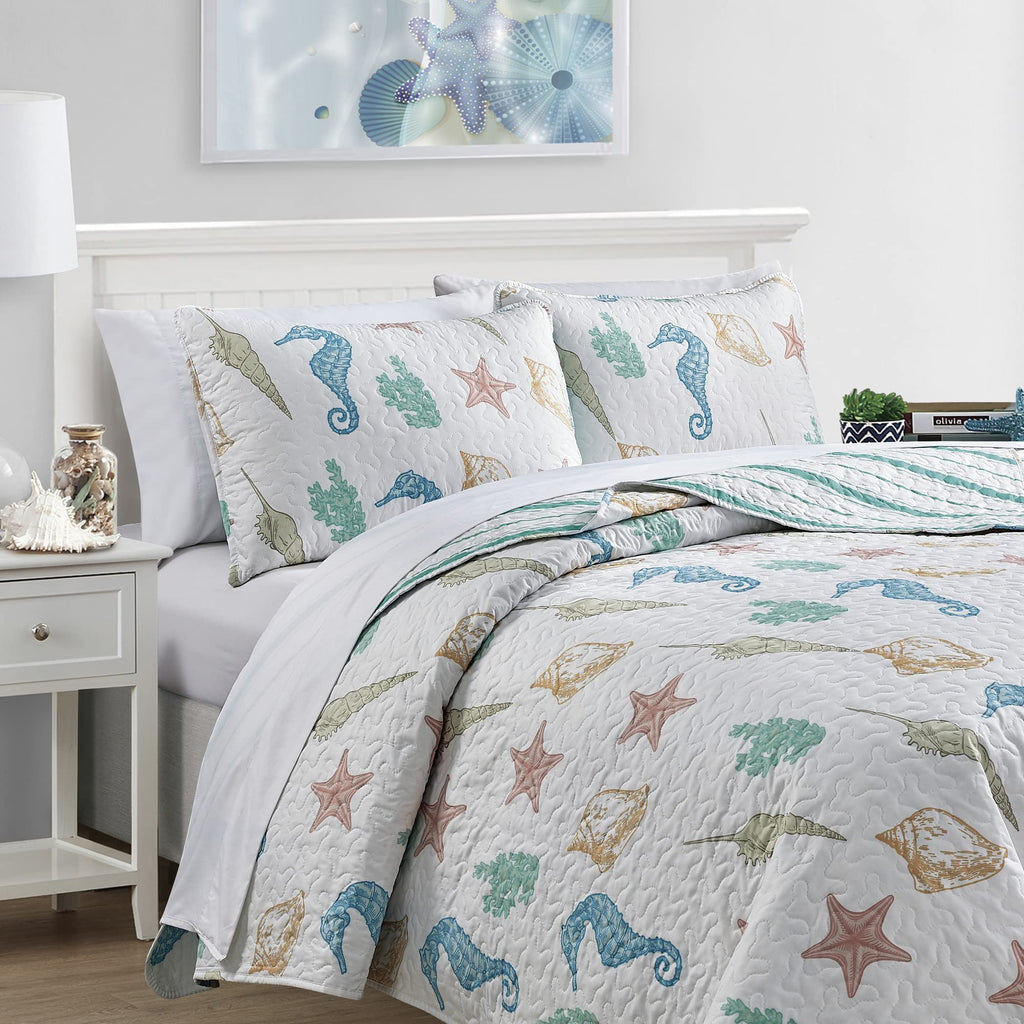 3-Piece Size Coastal Quilt Set with Shams | Reversible Lightweight Summer Bedspread | White and Green