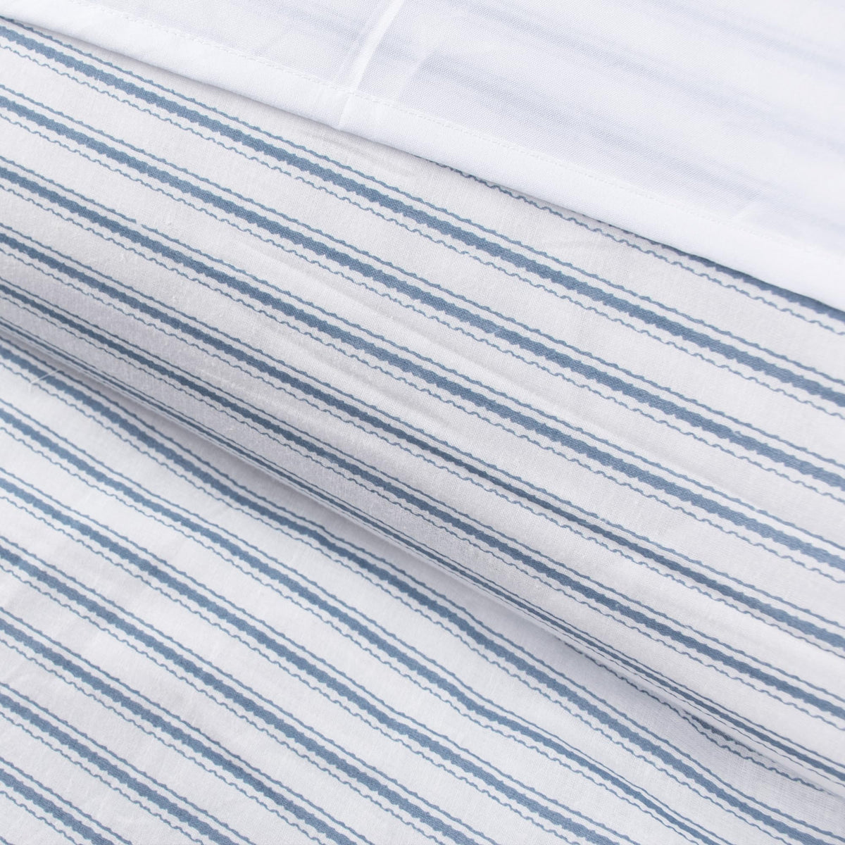 Tobago Stripe Blue Reversible Duvet Cover Set (90x94in) with 2 Pillowcases (26x20in) - Striped - Blue, White