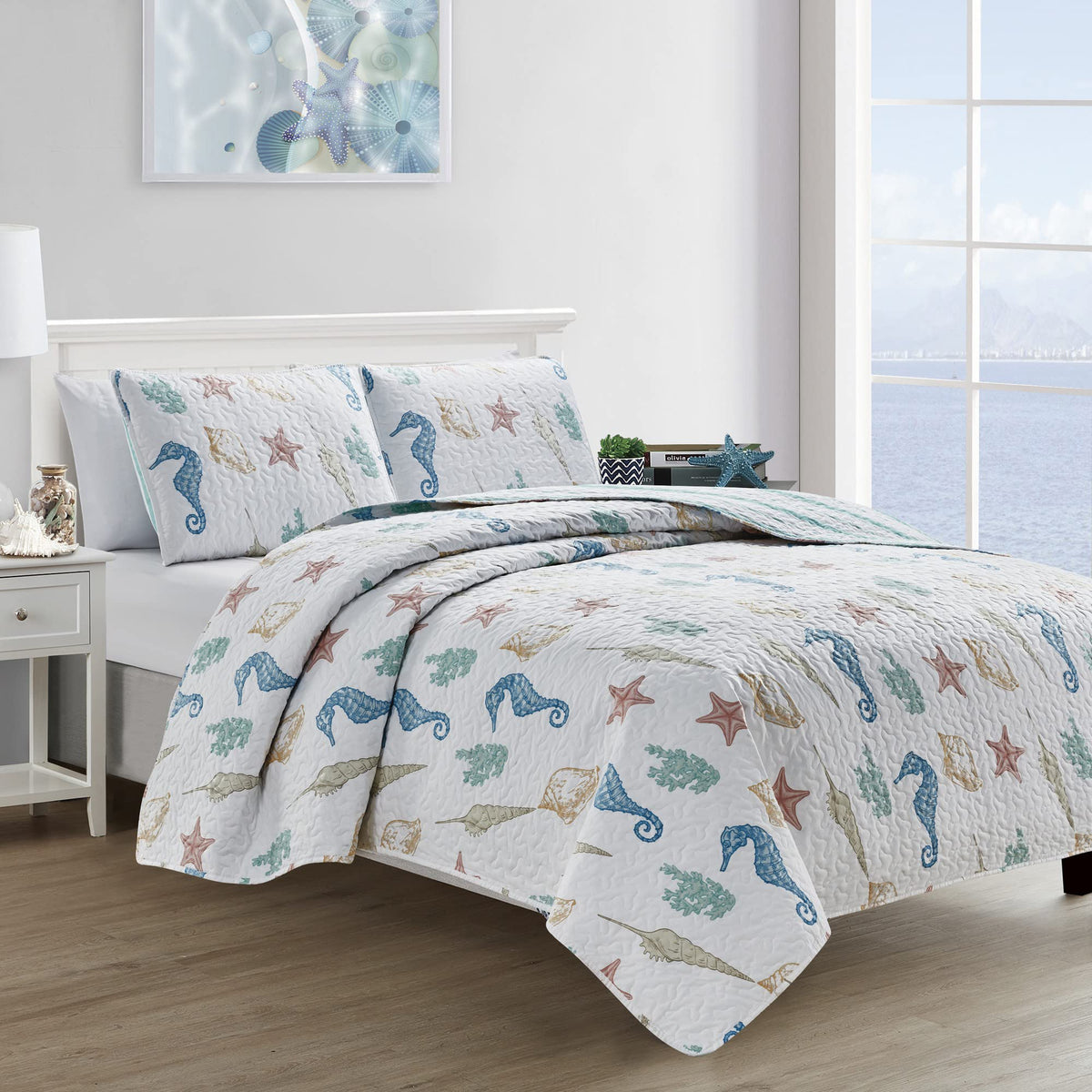3-Piece Size Coastal Quilt Set with Shams | Reversible Lightweight Summer Bedspread | White and Green