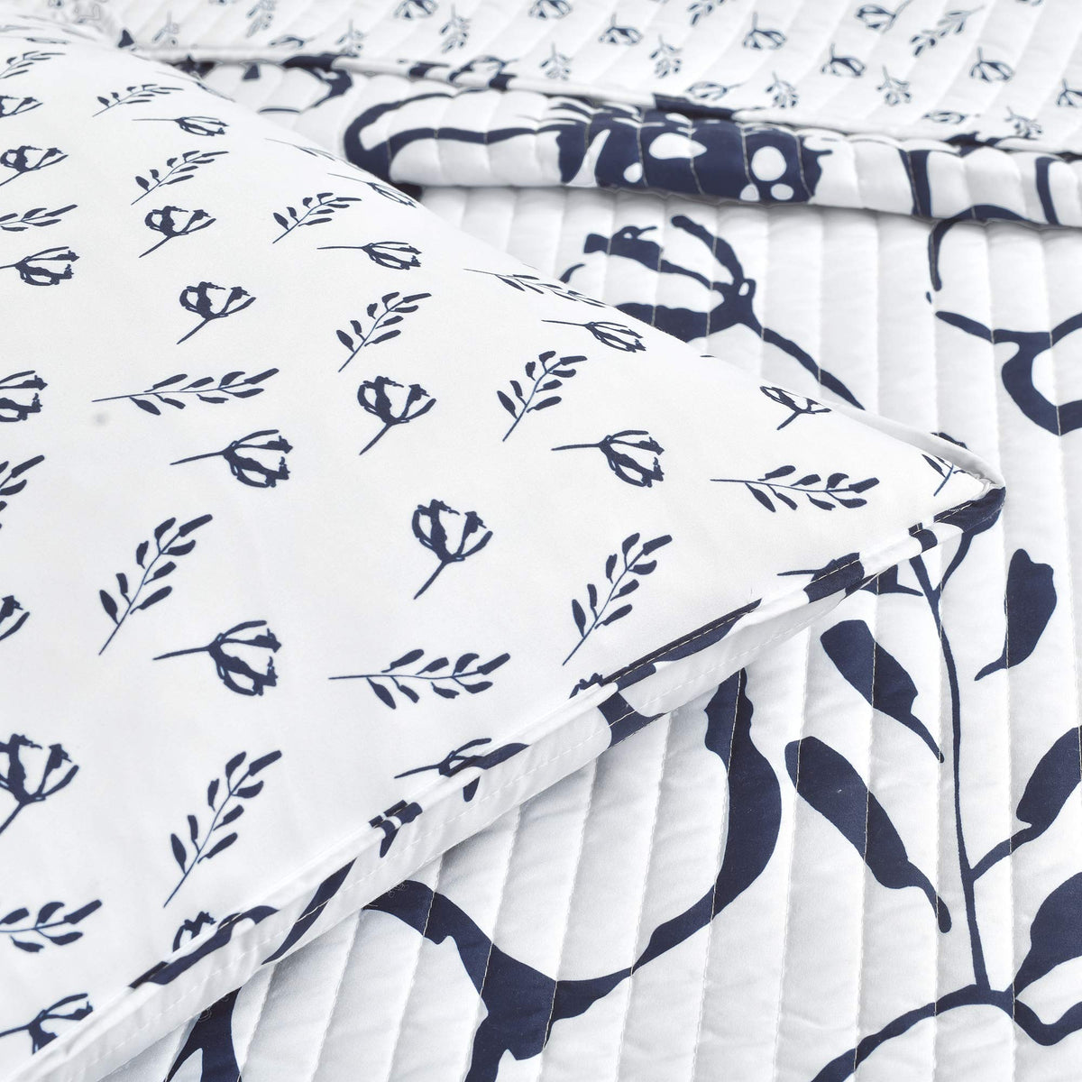 Scandinavian Floral Quilt Queen Size Reversible 3 Piece Set Full/Queen Navy & White - Floral Bedding Set Queen Quilt