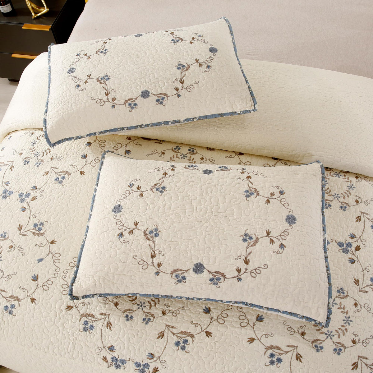 Quilt Set Blue Floral 3D Embroidery Pattern 3 PCS 100% Cotton Reversible Quilted Embroidered Decorative Bedspreads