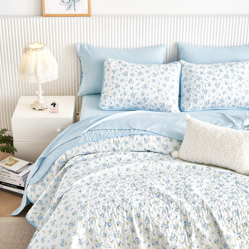 Floral Quilt Set, White Blue
