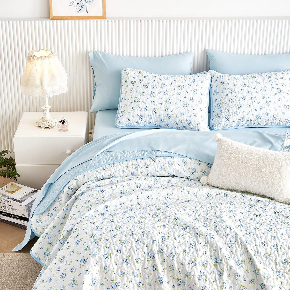 Floral Quilt Set, White Blue