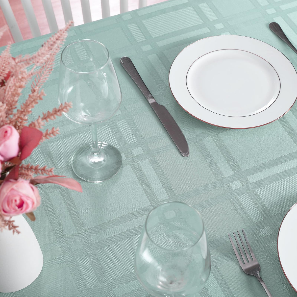 Soild Plaid Jacquard Spillproof Table Cloth Elegance Wrinkle Resistant