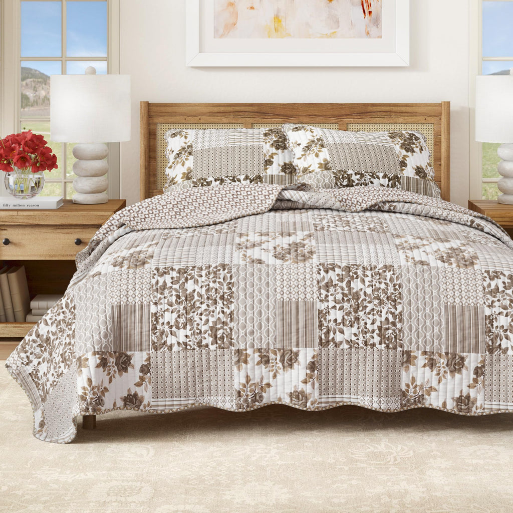 Floral Quilt Set - 3-Piece Size Scalloped Bedding Set - Lightweight, All-Season, Reversible Bedspread