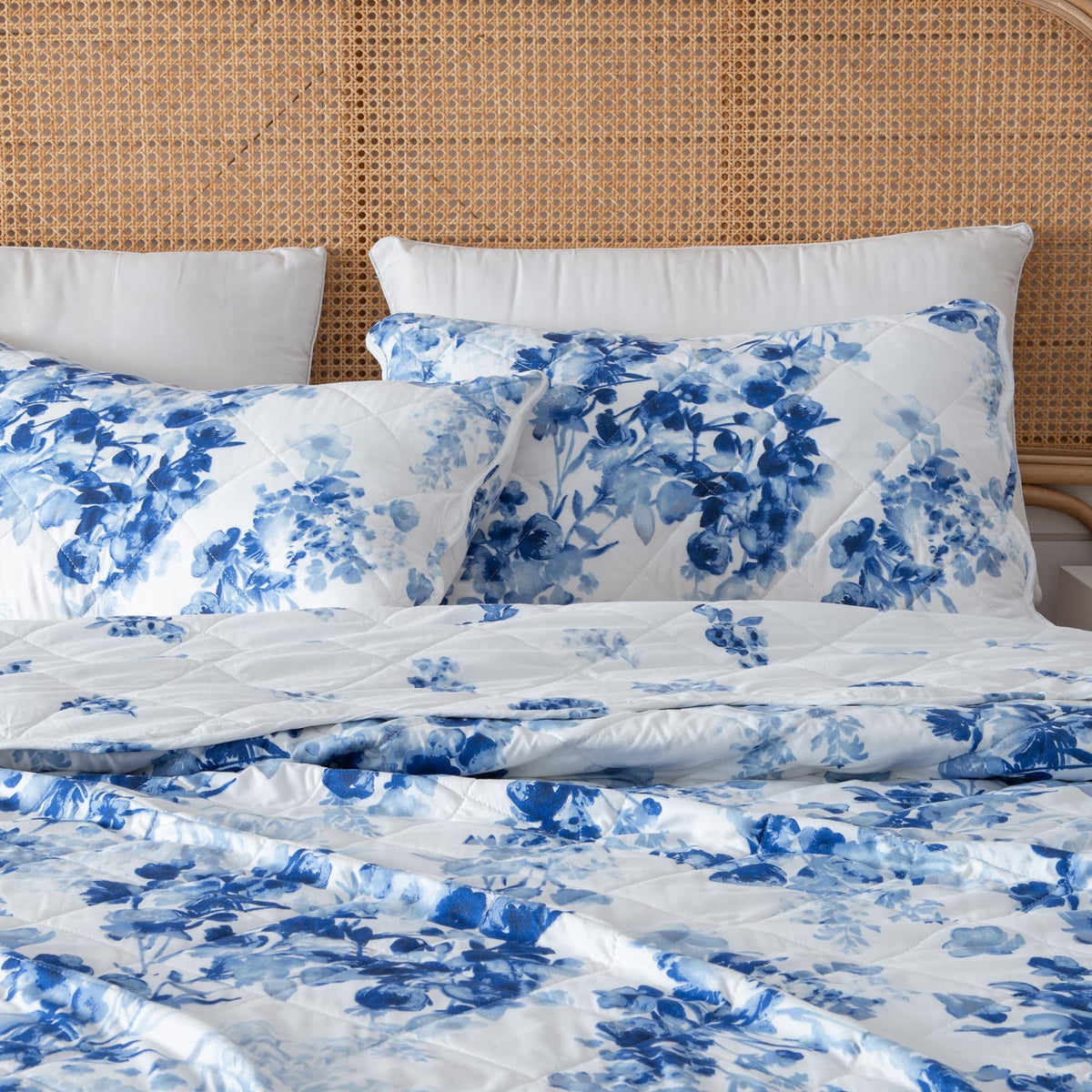 Floral Quilt Set with Shams, Blue Floral Bedding Set, All-Season, Lightweight Bedspread. Reversible