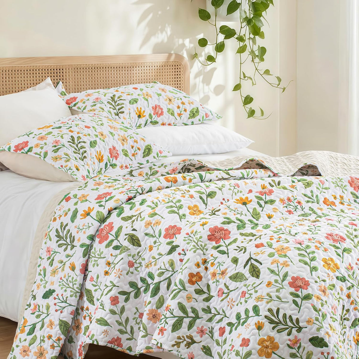 Floral Quilts, White Quilt Bedding Set with Chic Vintage Botanical Pattern, Reversible Lightweight Spring