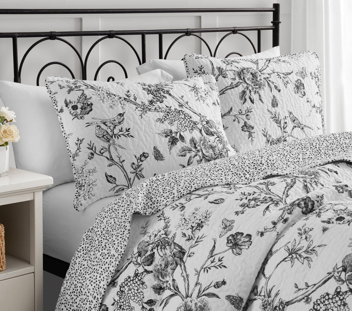 Resort Chantilly Toile Floral Black 3-Piece All-Season Reversible Cotton Quilt Set