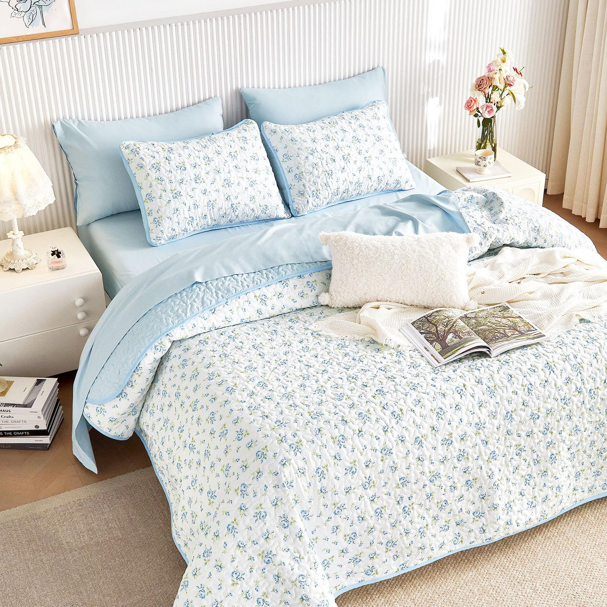 Floral Quilt Set, White Blue