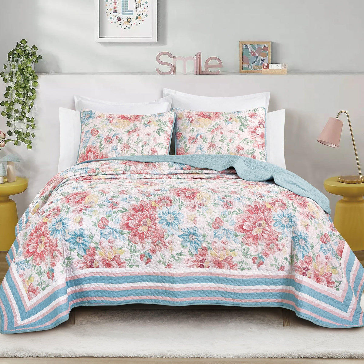Farmhouse Floral Quilt Set, Lightweight Coverlet with Shams