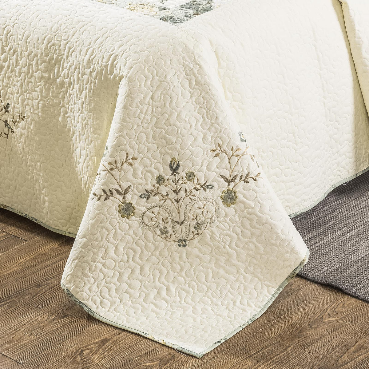 Quilt Set Queen Size 3D Floral Embroidery Pattern 3-Piece Cotton