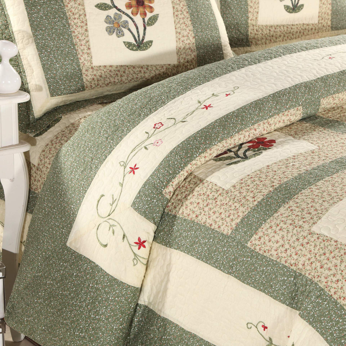 Farmhouse Green 3 Piece Embroidered Floral Quilted Bedspread Quilt Set 100% Cotton Reversible Patchwork Coverlet Set