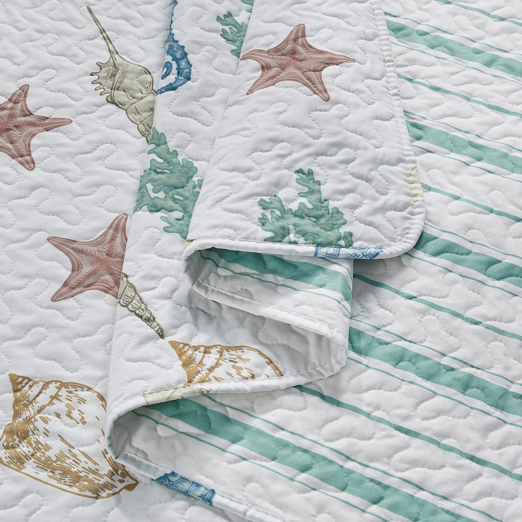3-Piece Size Coastal Quilt Set with Shams | Reversible Lightweight Summer Bedspread | White and Green