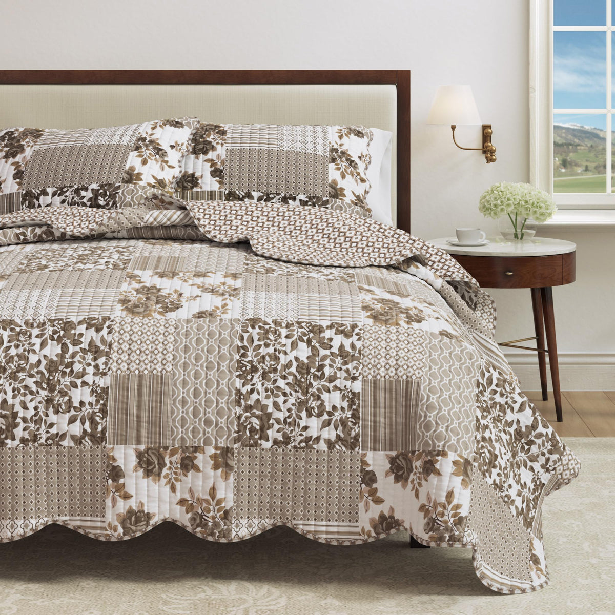 Floral Quilt Set - 3-Piece Size Scalloped Bedding Set - Lightweight, All-Season, Reversible Bedspread