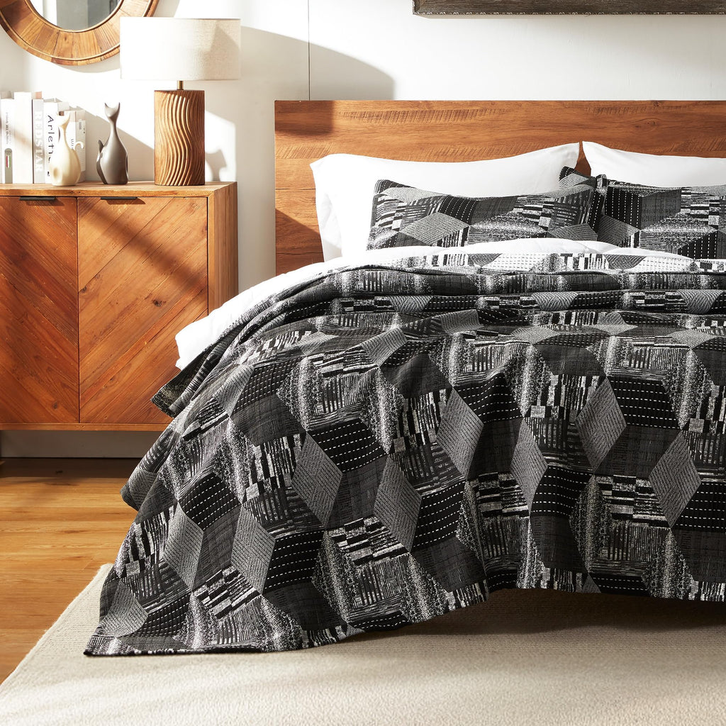 Geometric Jacquard Quilt Set Size 3 Pcs Ultra Soft Lightweight Quilts with 2 Pillow Shams Bedspread