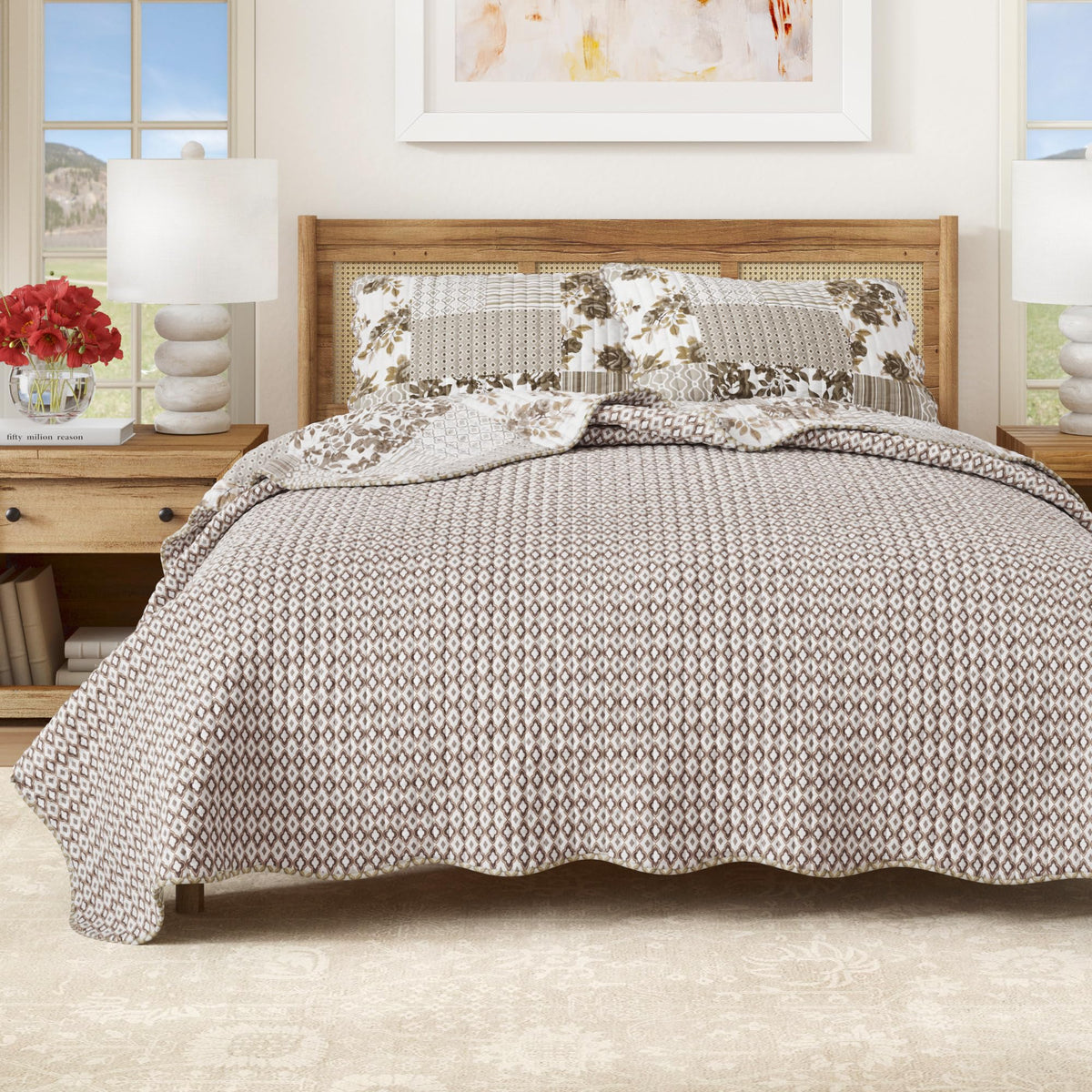 Floral Quilt Set - 3-Piece Size Scalloped Bedding Set - Lightweight, All-Season, Reversible Bedspread