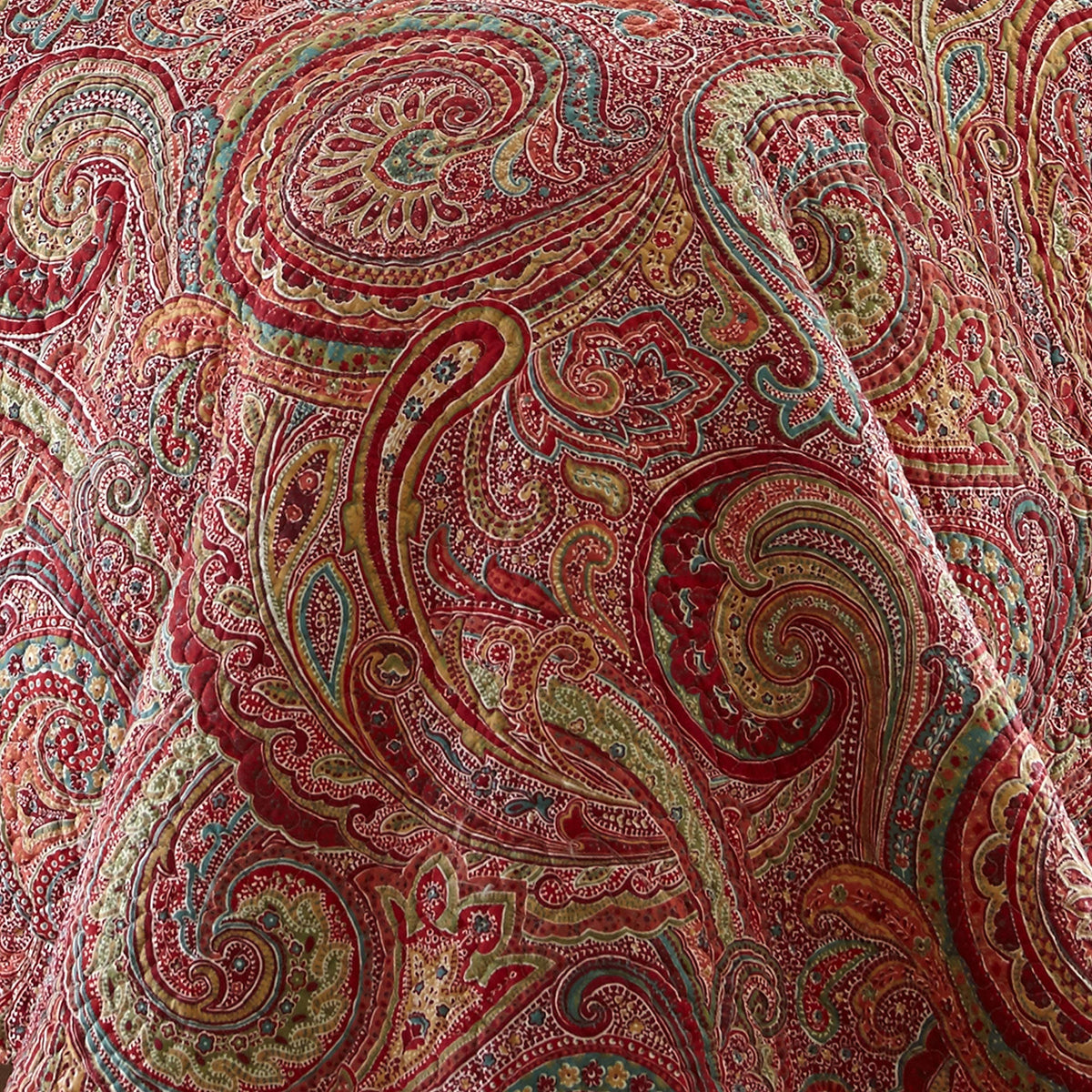Spruce Red Quilt Set - Quilt (88x92in.) + Two Standard Pillow Shams (26x20in.) - Paisley Pattern in
