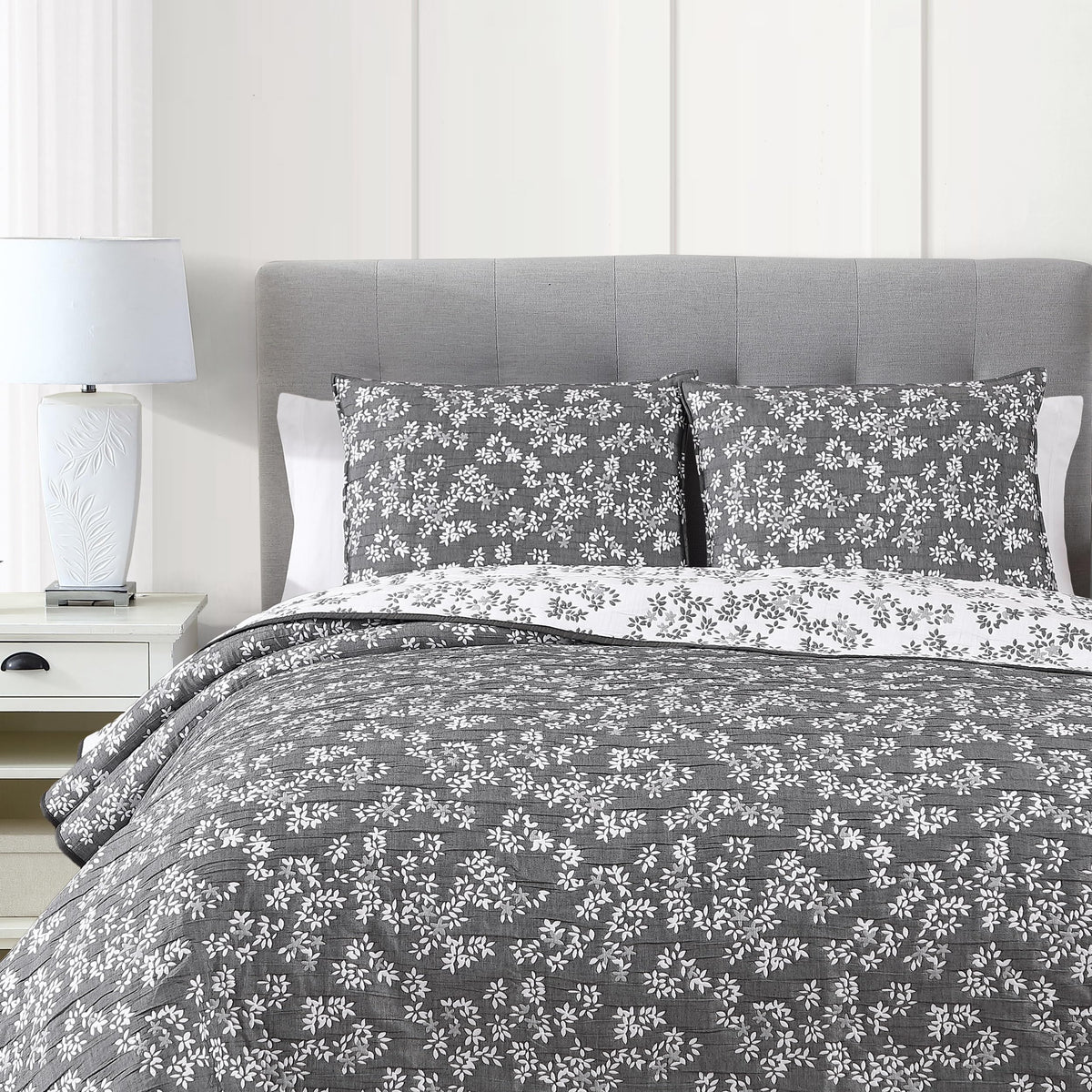 Resort Annabella Floral Dark Grey 3-Piece All-Season Soft Woven Matelasse Jacquard Reversible Cotton Blend Quilt Set