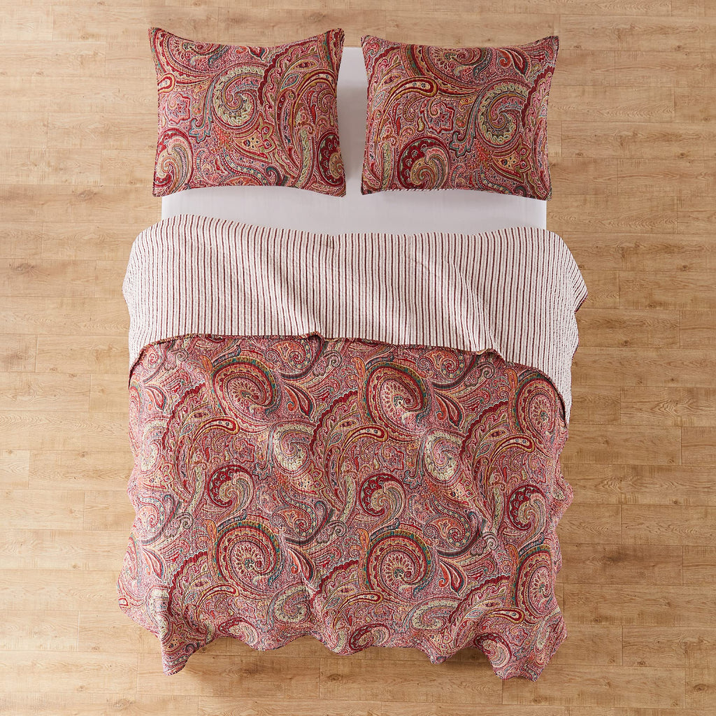 Spruce Red Quilt Set - Quilt (88x92in.) + Two Standard Pillow Shams (26x20in.) - Paisley Pattern in