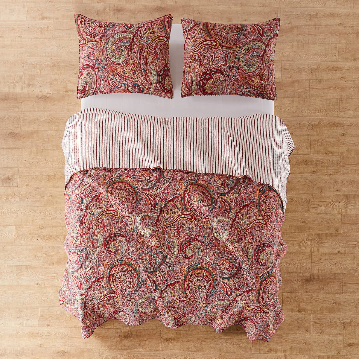 Spruce Red Quilt Set - Quilt (88x92in.) + Two Standard Pillow Shams (26x20in.) - Paisley Pattern in