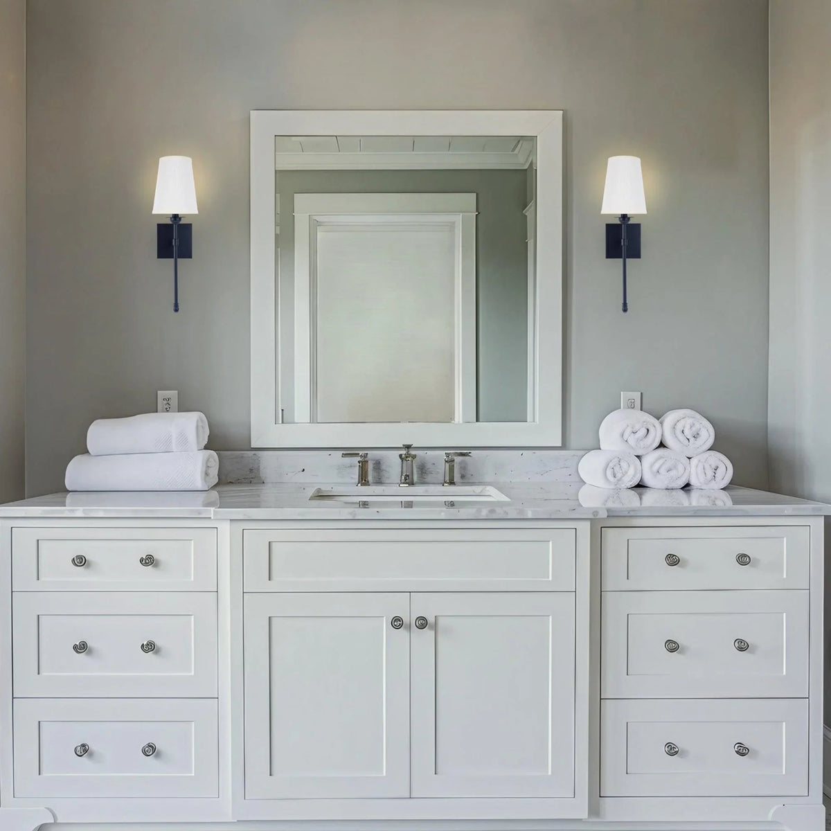 Manor Modern Traditional 1-Light Wall Sconce Light